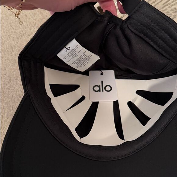 NWT ALO Yoga Sleek Black Hat